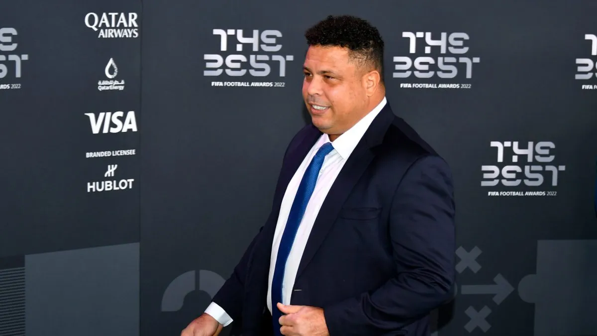 Ronaldo poses for a photo on the Green Carpet