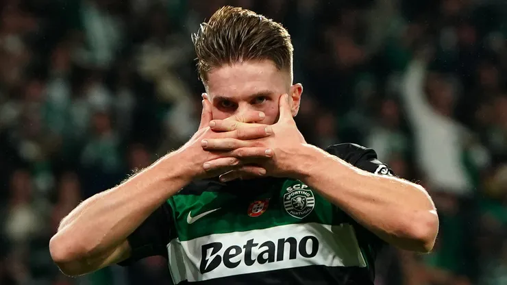 Viktor Gyokeres of Sporting CP celebrates scoring his team's first goal during the UEFA Champions League 2024/25 League Phase MD4 match between Sporting Clube de Portugal and Manchester City at Estadio Jose Alvalade on November 05, 2024 in Lisbon, Portugal.