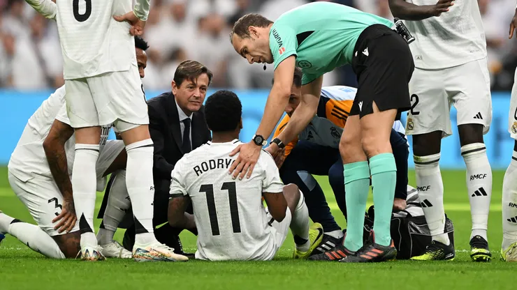 Rodrygo of Real Madrid receives medical treatment during the LaLiga match between Real Madrid CF and CA Osasuna at Estadio Santiago Bernabeu on November 09, 2024 in Madrid, Spain.