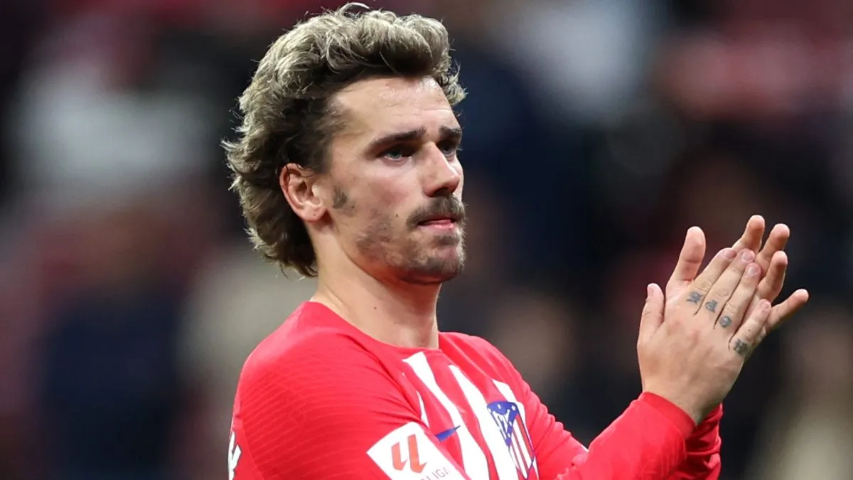 Antoine Griezmann of Atletico Madrid applauds the fans following the LaLiga EA Sports match between Atletico Madrid and FC Barcelona at Civitas Metropolitano Stadium on March 17, 2024 in Madrid, Spain.