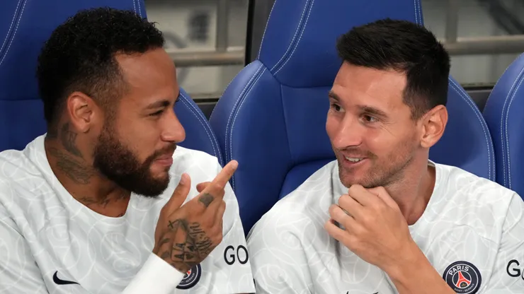 Neymar Jr and Lionel Messi of Paris Saint-Germain talk on the bench prior to the preseason friendly between Paris Saint-Germain and Urawa Red Diamonds at Saitama Stadium on July 23, 2022 in Saitama, Japan.