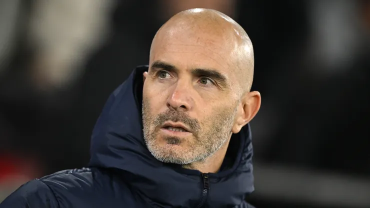 Chelsea manager Enzo Maresca looks on during the Premier League match between Southampton FC and Chelsea FC at St Mary's Stadium on December 04, 2024 in Southampton, England.