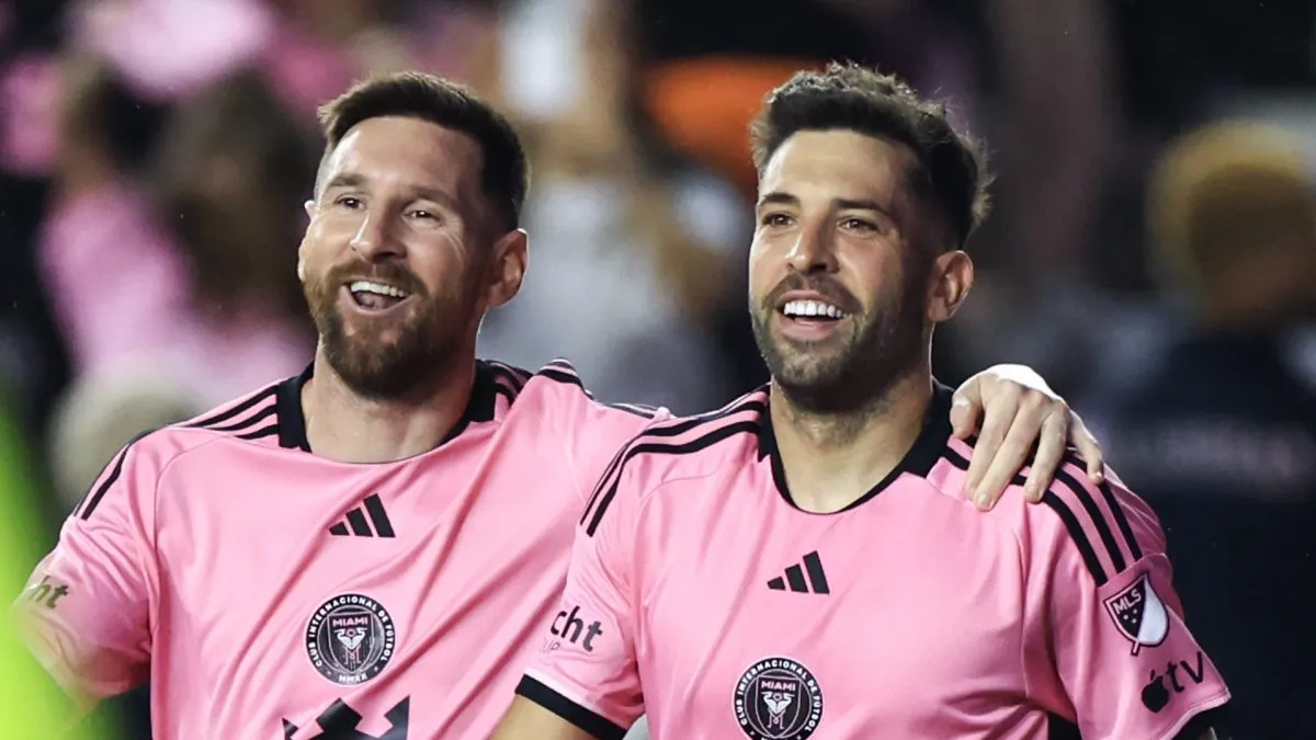 Lionel Messi and Jordi Alba smiling.