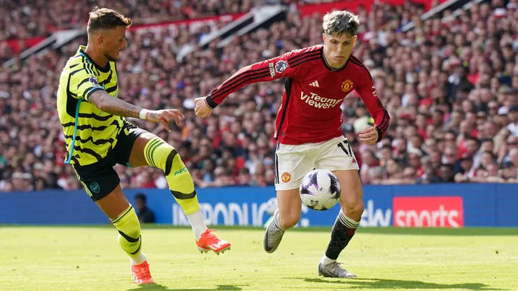 Ben White of Arsenal tussles with Alejandro Garnacho of Manchester United during the Premier League match