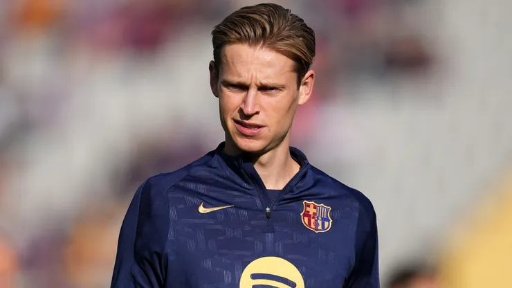 Frenkie de Jong of FC Barcelona looks on as he warms up prior to the LaLiga match between FC Barcelona and UD Las Palmas at Estadi Olimpic Lluis Companys on November 30, 2024 in Barcelona, Spain.