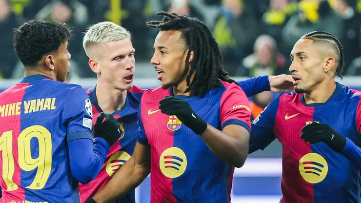 Raphinha Barcelona 11 cheers after his goal to 0 to 1 with the team, among others with Jules Kounde Barcelona 23 , Lamine Yamal Barcelona 19