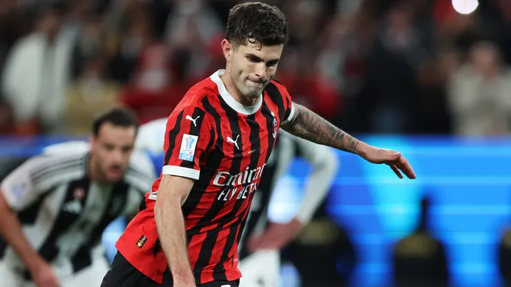 Christian Pulisic of AC Milan scores his team's first goal from a penalty kick during the Italian Super Cup Semi-Final match between AC Milan and Juventus at Al Awwal Park on January 03, 2025 in Riyadh, Saudi Arabia.