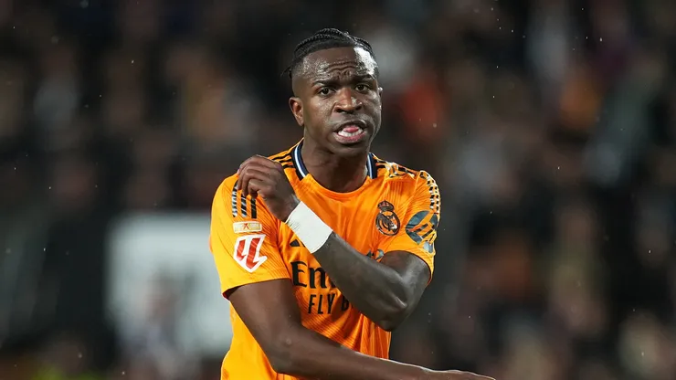 Vinícius Jr.'s red card against Valencia highlights the ongoing issues of fan behavior and player safety in soccer.