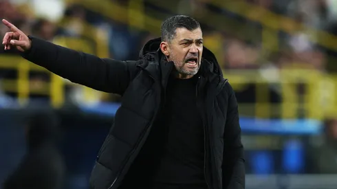 Sergio Conceicao, Head Coach of AC Milan, gives the team instructions during the Italian Super Cup Semi-Final match between AC Milan and Juventus at Al Awwal Park on January 03, 2025 in Riyadh, Saudi Arabia.