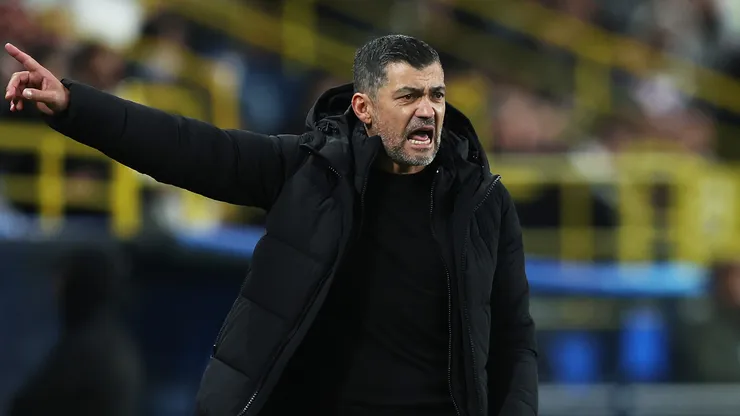 Sergio Conceicao, Head Coach of AC Milan, gives the team instructions during the Italian Super Cup Semi-Final match between AC Milan and Juventus at Al Awwal Park on January 03, 2025 in Riyadh, Saudi Arabia.