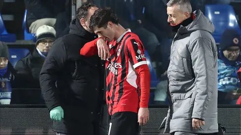 Christian Pulisic of AC Milan walk off with an injury during the Serie A match between Como 1907 and AC Milan at Stadio G. Sinigaglia on January 14, 2025 in Como, Italy.