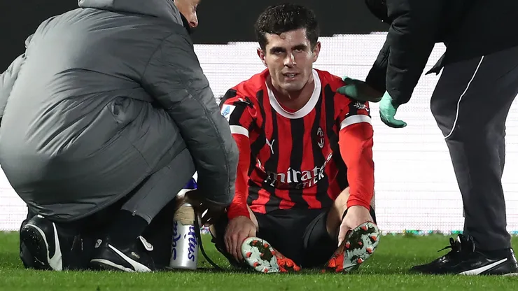 Christian Pulisic of AC Milan lies injured during the Serie A match between Como 1907 and AC Milan at Stadio G. Sinigaglia on January 14, 2025 in Como, Italy.