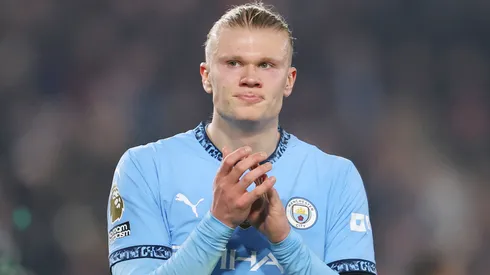 Erling Haaland of Manchester City applauds the fans at full-time following the team's draw in the Premier League match between Brentford FC and Manchester City FC at Gtech Community Stadium on January 14, 2025 in Brentford, England.