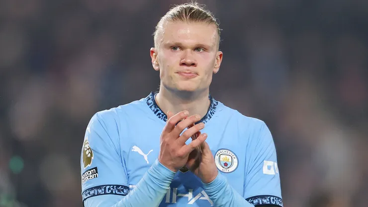 Erling Haaland of Manchester City applauds the fans at full-time following the team's draw in the Premier League match between Brentford FC and Manchester City FC at Gtech Community Stadium on January 14, 2025 in Brentford, England.