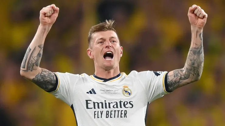 Toni Kroos of Real Madrid acknowledges the fans whilst been substituted during the UEFA Champions League 2023/24 Final match between Borussia Dortmund and Real Madrid CF at Wembley Stadium on June 01, 2024 in London, England.