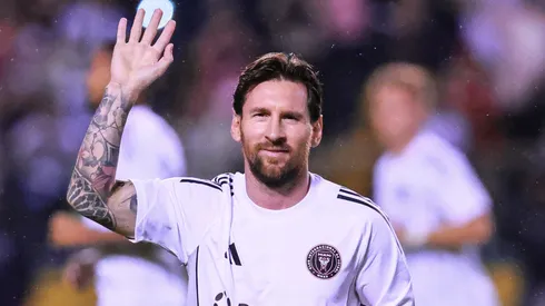 Lionel Messi of Inter Miami salutes prior to a friendly match between Olimpia and Inter Miami at Estadio Olimpico Metropolitano on February 08, 2025 in San Pedro Sula, Honduras.