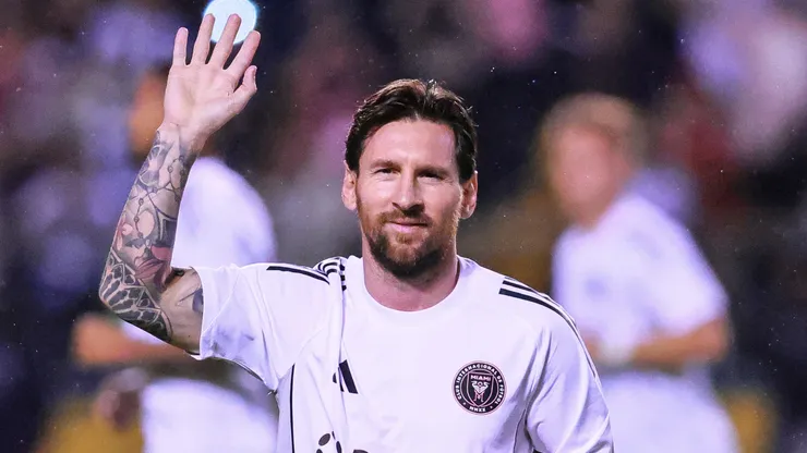 Lionel Messi of Inter Miami salutes prior to a friendly match between Olimpia and Inter Miami at Estadio Olimpico Metropolitano on February 08, 2025 in San Pedro Sula, Honduras.