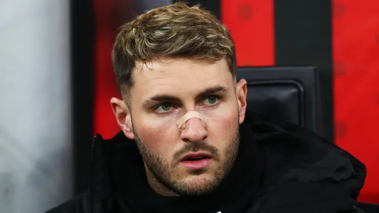Santiago Gimenez of AC Milan looks on prior to the Coppa Italia Quarter Final match between AC Milan and AS Roma at Stadio Giuseppe Meazza on February 05, 2025 in Milan, Italy.