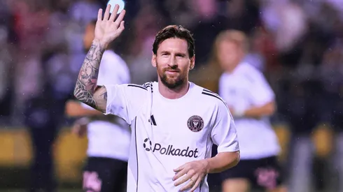 Lionel Messi of Inter Miami salutes prior to a friendly match between Olimpia and Inter Miami at Estadio Olimpico Metropolitano on February 08, 2025 in San Pedro Sula, Honduras.