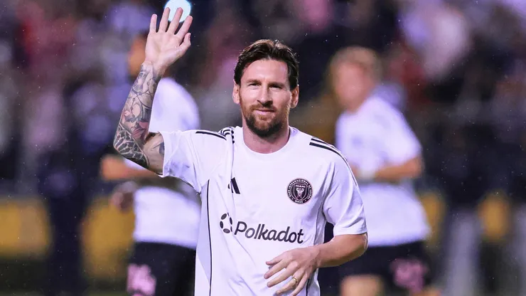 Lionel Messi of Inter Miami salutes prior to a friendly match between Olimpia and Inter Miami at Estadio Olimpico Metropolitano on February 08, 2025 in San Pedro Sula, Honduras.
