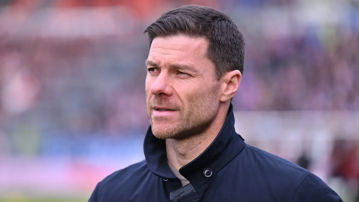 Xabi Alonso, Head Coach of Bayer 04 Leverkusen, looks on prior to the Bundesliga match between Holstein Kiel and Bayer 04 Leverkusen at Holstein-Stadion on February 22, 2025 in Kiel, Germany.
