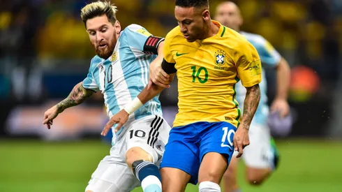 Neymar #10 of Brazil and Messi #10 of Argentina battle for the ball during a match between Brazil and Argentina as part 2018 FIFA World Cup Russia Qualifier at Mineirao stadium on November 10, 2016 in Belo Horizonte, Brazil.