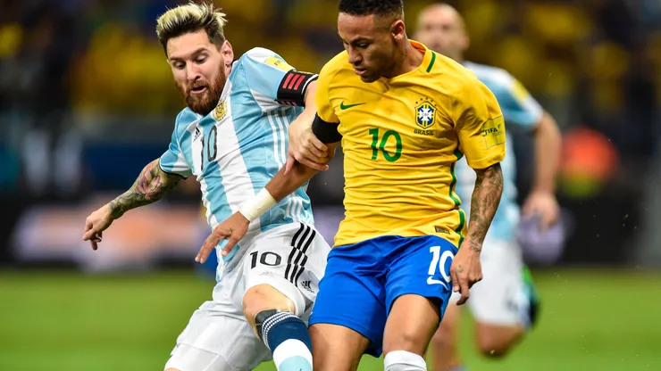 Neymar #10 of Brazil and Messi #10 of Argentina battle for the ball during a match between Brazil and Argentina as part 2018 FIFA World Cup Russia Qualifier at Mineirao stadium on November 10, 2016 in Belo Horizonte, Brazil.