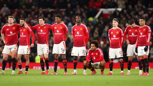Players of Manchester United line up for the penalty shoot out during the Emirates FA Cup Fifth Round match between Manchester United and Fulham at Old Trafford on March 02, 2025 in Manchester, England.