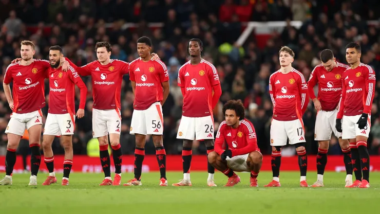 Players of Manchester United line up for the penalty shoot out during the Emirates FA Cup Fifth Round match between Manchester United and Fulham at Old Trafford on March 02, 2025 in Manchester, England.