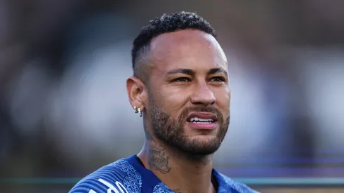 Neymar of Santos warms up prior to a Campeonato Paulista match between Inter de Limeira and Santos at Major Levy Sobrinho Stadium on February 23, 2025 in Limeira, Brazil.