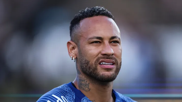 Neymar of Santos warms up prior to a Campeonato Paulista match between Inter de Limeira and Santos at Major Levy Sobrinho Stadium on February 23, 2025 in Limeira, Brazil.