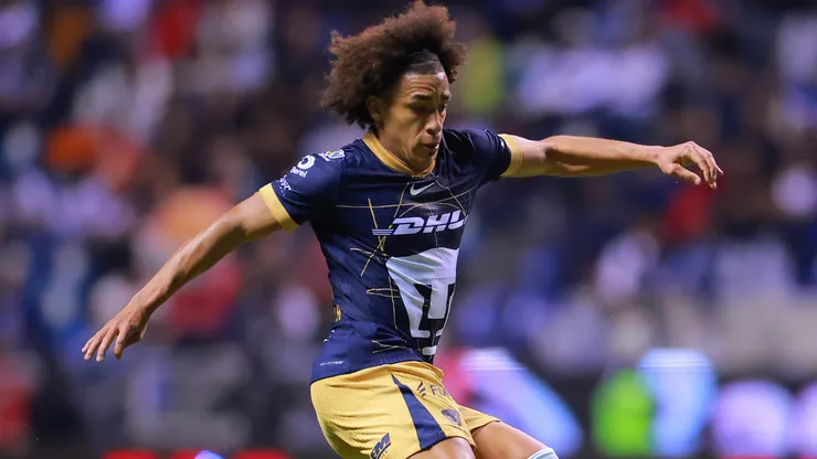 Adalberto Carrasquilla of Pumas UNAM controls the ball during the 11th round match between Puebla and Pumas UNAM.