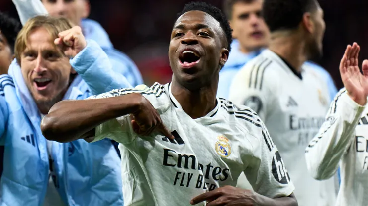 Vinicius Junior of Real Madrid celebrates victory with teammates after Real Madrid defeat Atletico de Madrid in the penalty shoot out during the UEFA Champions League 2024/25 UEFA Champions League 2024/25 Round of 16 second leg match between Atletico de Madrid and Real Madrid C.F. at Riyadh Air Metropolitano on March 12, 2025 in Madrid, Spain.