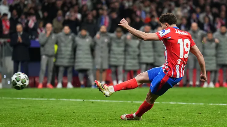 Julian Alvarez of Atletico de Madrid scores the team's second penalty in the penalty shoot out, which is later ruled out following a VAR Review due to an improper kick, during the UEFA Champions League 2024/25 Round of 16 second leg match between Atletico de Madrid and Real Madrid C.F. at Estadio Metropolitano on March 12, 2025 in Madrid, Spain.