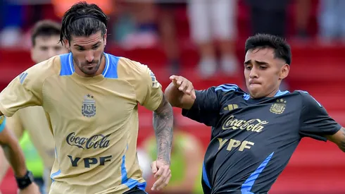 Rodrigo de Paul of Argentina battles for possession against Milton Delgado of Argentina S20 during a friendly match between Argentina and Argentina Sub-20 at Estadio Tomás Adolfo Ducó on March 22, 2025 in Buenos Aires, Argentina.