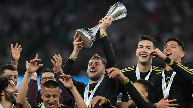 Santiago Gimenez #11 of Mexico celebrates with the winners trophy after defeating Panama following the CONCACAF Nations League final match at SoFi Stadium on March 23, 2025 in Inglewood, California.