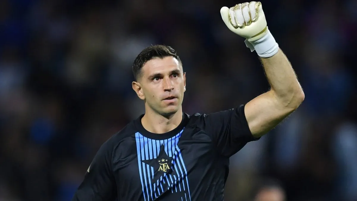 Emiliano Martínez of Argentina waves to fans prior to the South American FIFA World Cup 2026 Qualifier match between Argentina and Peru at Estadio Alberto J. Armando on November 19, 2024 in Buenos Aires, Argentina.