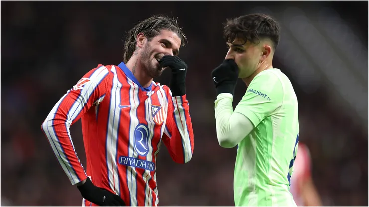 Rodrigo De Paul of Atletico de Madrid (L) speaks with Pedri of FC Barcelona