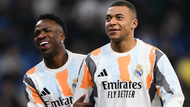 Vinicius Junior and Kylian Mbappe of Real Madrid smile on pitch prior to the LaLiga match between RCD Espanyol de Barcelona and Real Madrid CF at RCDE Stadium on February 01, 2025 in Barcelona, Spain.
