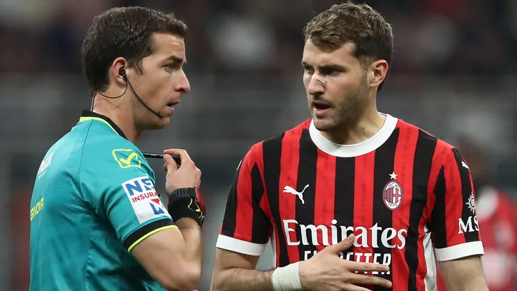 Referee Giovanni Ayroldi interacts with Santiago Gimenez of AC Milan during the Serie A match between AC Milan and ACF Fiorentina at Stadio Giuseppe Meazza on April 05, 2025 in Milan, Italy.