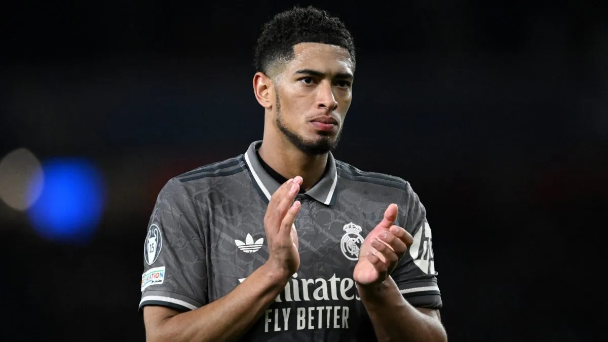 Jude Bellingham of Real Madrid acknowledges the fans after his team's defeat in the UEFA Champions League 2024/25 Quarter Final First Leg match between Arsenal FC and Real Madrid C.F. at Emirates Stadium on April 08, 2025 in London, England.
