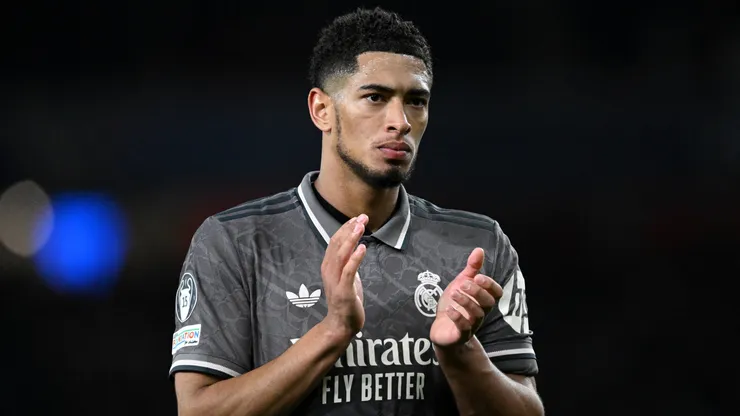 Jude Bellingham of Real Madrid acknowledges the fans after his team's defeat in the UEFA Champions League 2024/25 Quarter Final First Leg match between Arsenal FC and Real Madrid C.F. at Emirates Stadium on April 08, 2025 in London, England.
