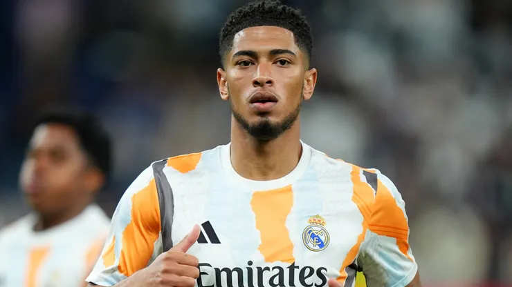 Jude Bellingham of Real Madrid warms up ahead of the Copa del Rey Semi-Final match between Real Madrid CF and Real Sociedad at Estadio Santiago Bernabeu on April 1, 2025 in Madrid, Spain.