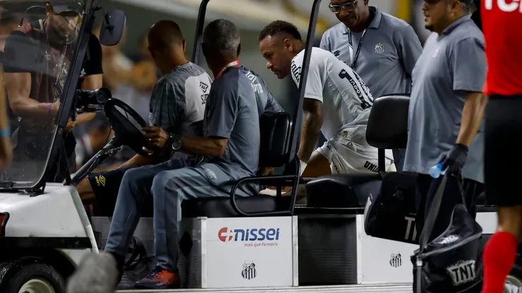 Neymar of Santos leaves field injured.