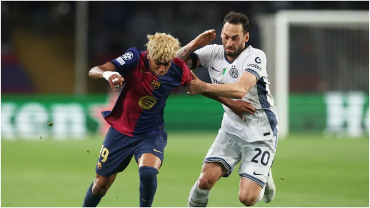 Lamine Yamal of FC Barcelona is challenged by Hakan Calhanoglu of Inter