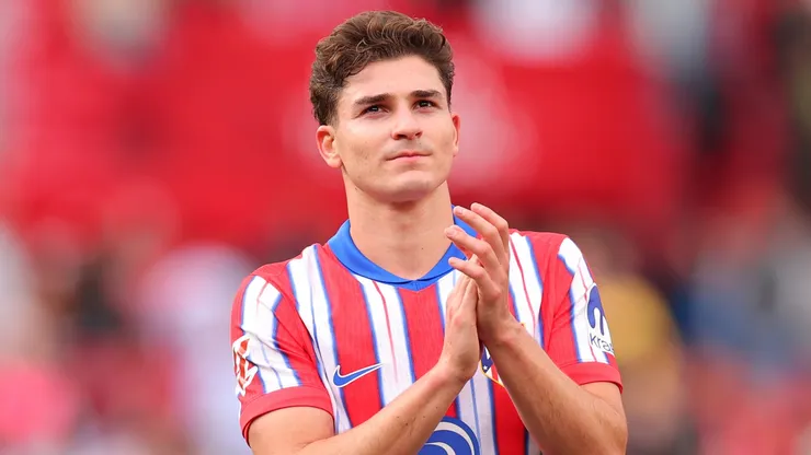 Julian Alvarez of Atletico de Madrid acknowledges the fans after the LaLiga match between Sevilla FC and Atletico de Madrid at Estadio Ramon Sanchez Pizjuan on April 06, 2025 in Seville, Spain.