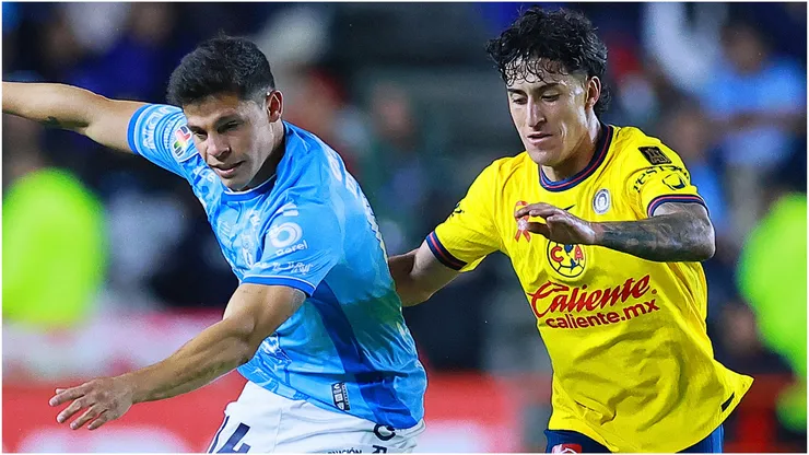 Arturo Gonzalez of Pachuca is challenged by Alejandro Zendejas of America