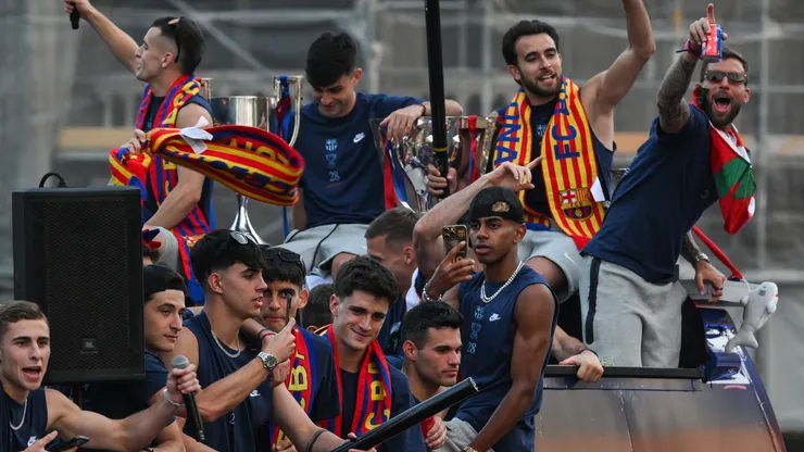 Lamine Yamal of FC Barcelona and his team mates celebrates as Barcelona fans welcome players during the 28th LaLiga Trophy victory parade on May 16, 2025 in Barcelona, Spain.