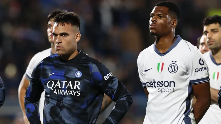 Lautaro Martinez and Denzel Dumfries of FC Internazionale players show their dejection at the end of the Serie A match between Como 1907 and FC Internazionale at Stadio G. Sinigaglia on May 23, 2025 in Como, Italy.