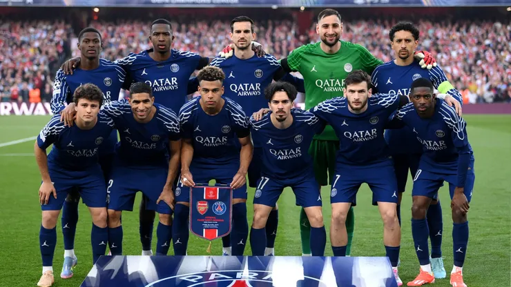 The players of Paris Saint-Germain pose for a team photo prior to kick-off ahead of the UEFA Champions League 2024/25 Semi Final First Leg match between Arsenal FC and Paris Saint-Germain at Emirates Stadium on April 29, 2025 in London, England.